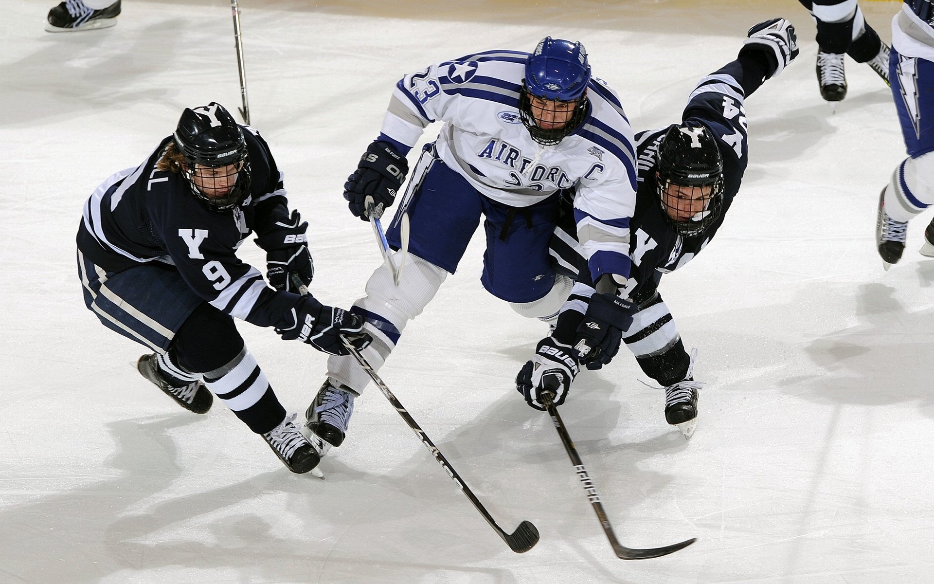 球员转型做解说，赛场经验为转播内容加分，新赛季足球转播权